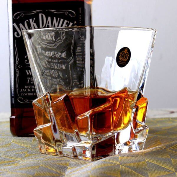 Whisky glass with a comfortable grip and a classic touch for refined enjoyment